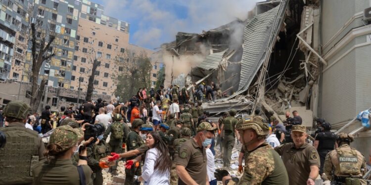 Misil de crucero ruso alcanza hospital infantil en la capital de Ucrania