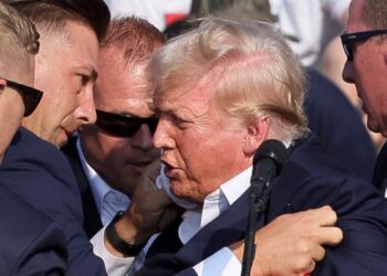 Donald Trump sacado del escenario en un mitin en Pensilvania después de que se escucharan disparos