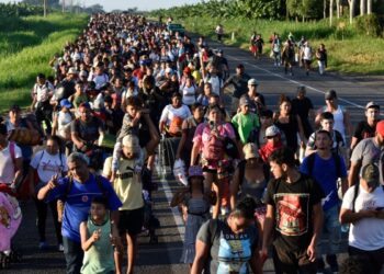 Un grupo de 2.000 migrantes avanza en caravana por el sur de México rumbo a Estados Unidos