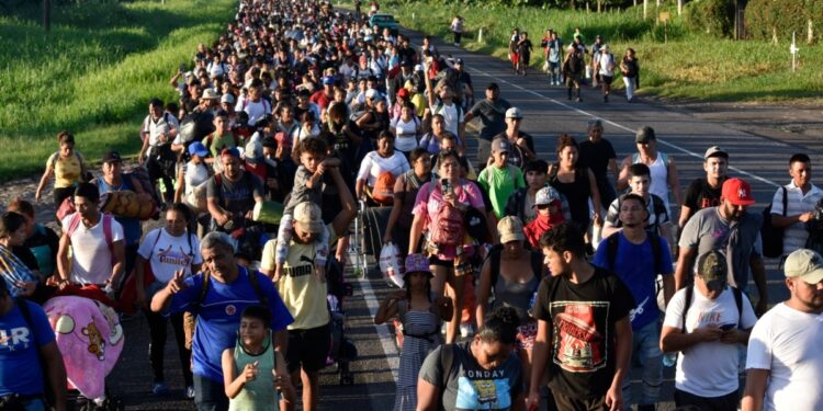 Un grupo de 2.000 migrantes avanza en caravana por el sur de México rumbo a Estados Unidos