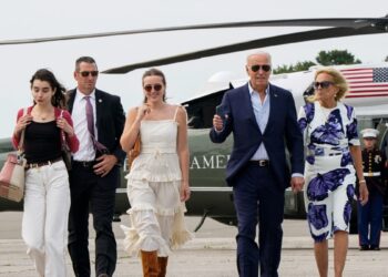 Familia alienta a Biden a permanecer en la carrera presidencial