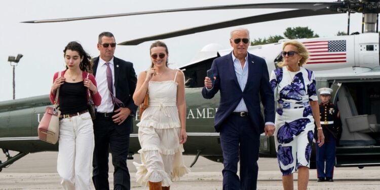 Familia alienta a Biden a permanecer en la carrera presidencial