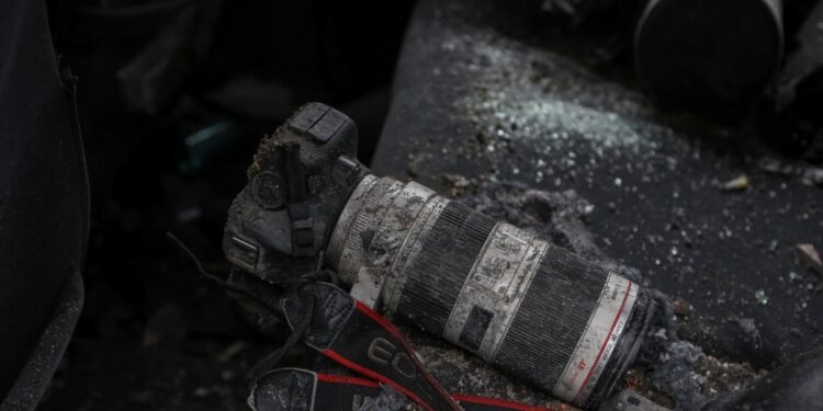 Muere un periodista disidente kazajo tras ser tiroteado en Ucrania