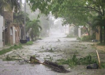 Beryl toca tierra en la costa caribeña de México
