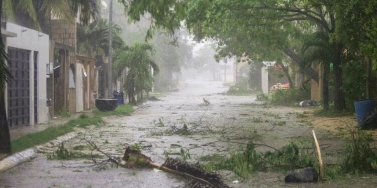 Beryl toca tierra en la costa caribeña de México