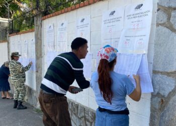 Vencido el horario oficial, el CNE no precisa cuándo cierran los centros en Venezuela