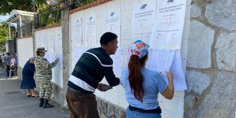 Vencido el horario oficial, el CNE no precisa cuándo cierran los centros en Venezuela