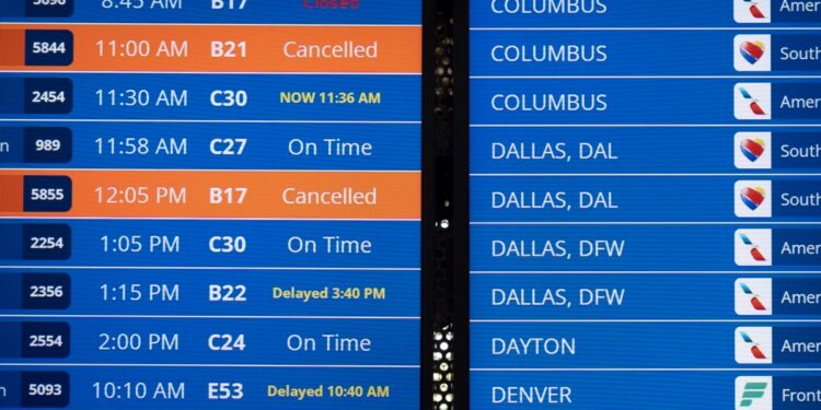 Clientes y reguladores esperan explicación de CrowdStrike tras apagón informático