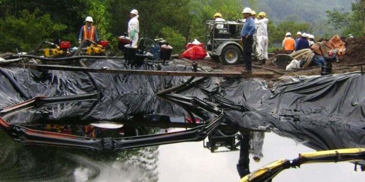 Oleoducto reanuda operaciones tras amenazas de deslizamientos en Ecuador