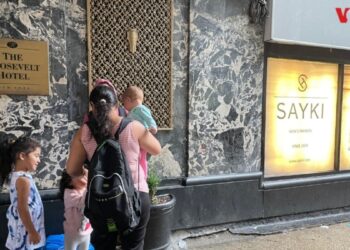 Una persona muere y otras 2 resultan heridas al ser baleadas cerca de albergue para migrantes de Nueva York