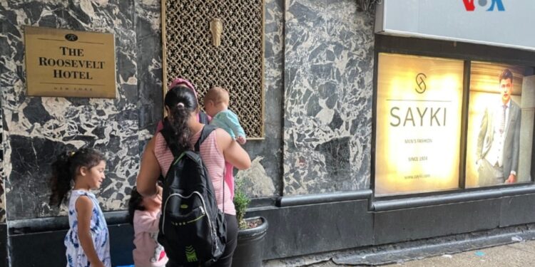 Una persona muere y otras 2 resultan heridas al ser baleadas cerca de albergue para migrantes de Nueva York