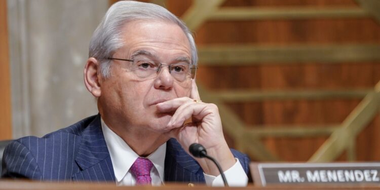 EE.UU: Senador Bob Menendez, condenado por sobornos, dejará su cargo