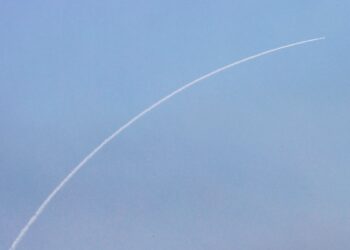 Israel derriba un misil lanzado desde Yemen tras un ataque israelí a rebeldes hutíes