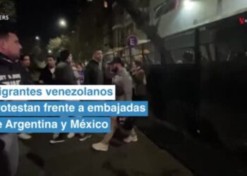 Migrantes venezolanos protestan frente a embajadas de Argentina y México