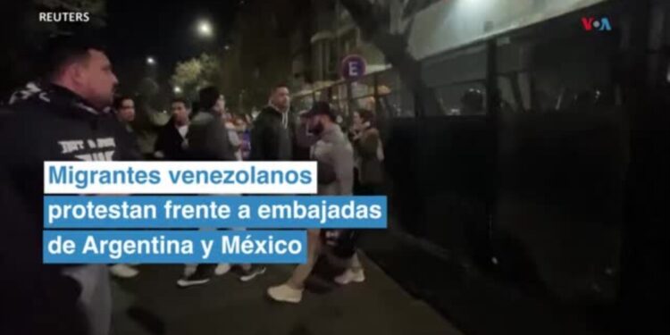 Migrantes venezolanos protestan frente a embajadas de Argentina y México