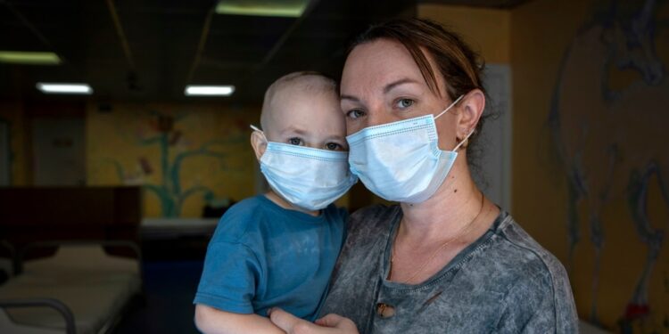 En Fotos | Ataque ruso a hospital infantil de Ucrania complica el tratamiento de niños con cáncer