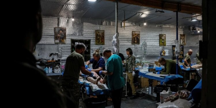 En Fotos | Improvisado hospital de campaña en este de Ucrania sigue recibiendo heridos