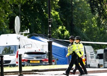 Un detenido tras reportes de un apuñalamiento con varias víctimas en Inglaterra
