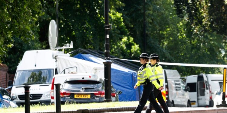 Un detenido tras reportes de un apuñalamiento con varias víctimas en Inglaterra