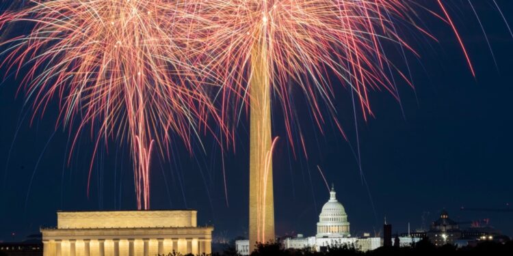 EE.UU. celebra independencia con parrilladas y muchos fuegos artificiales