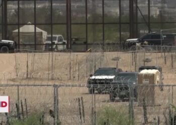 Texas despliega triple alambre de púas en frontera con México 
