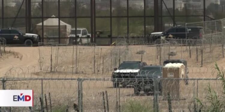 Texas despliega triple alambre de púas en frontera con México