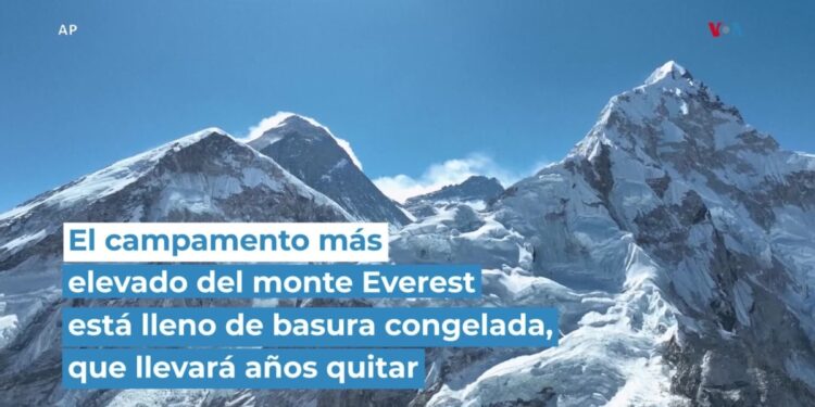 Toneladas de basura congelada se acumulan en campamento más elevado del monte Everest