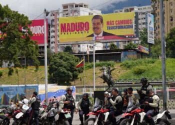 En Fotos | Venezolanos atrapados en el medio mientras el gobierno y la oposición afirman haber ganado las elecciones