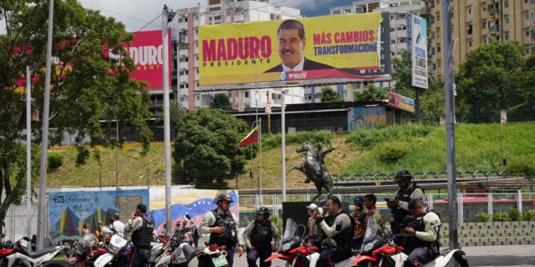 En Fotos | Venezolanos atrapados en el medio mientras el gobierno y la oposición afirman haber ganado las elecciones