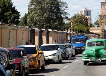 Cuba reconoce que tendrá que dolarizar algunos sectores para recuperar ingresos