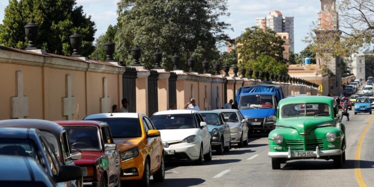 Cuba reconoce que tendrá que dolarizar algunos sectores para recuperar ingresos