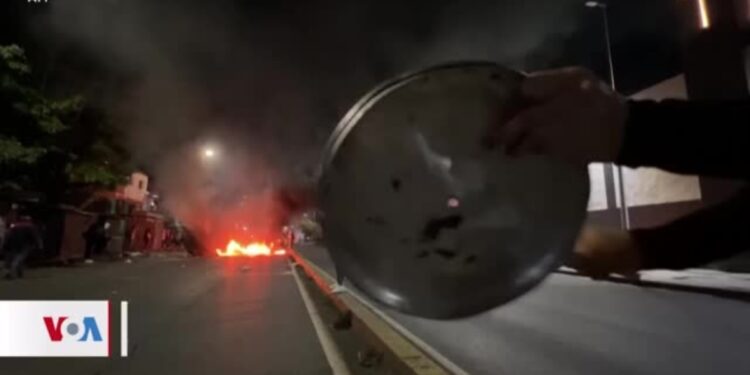 Oposición venezolana se mantiene en las calles denunciando fraude electoral 