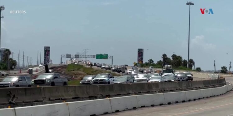 Paso de Beryl por Texas deja fuertes inundaciones