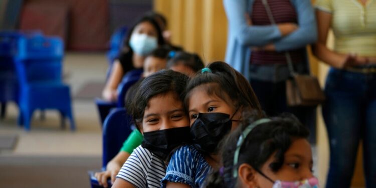 HRW denuncia que las escuelas de Ecuador siguen sin reportar abusos sexuales a niños