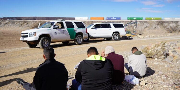 Autoridades en México dicen que las peticiones de asilo disminuyeron en los primeros cuatro meses de este año