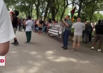 Trump enfrenta protestas durante evento de periodistas negros