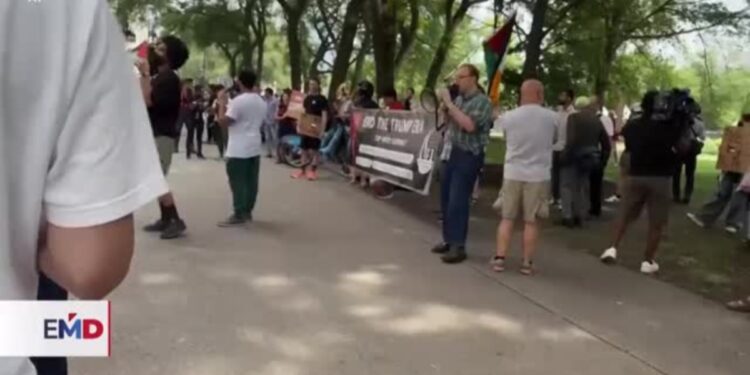 Trump enfrenta protestas durante evento de periodistas negros