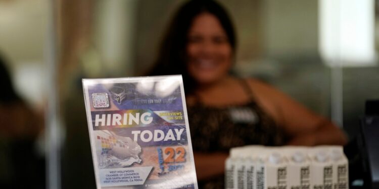 Las ofertas de empleo en EEUU bajan levemente en junio