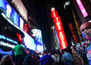 En Nueva York, intentan rescatar importantes sectores y sus alrededores, afectados por varios actos de violencia, delitos y otros problemas.