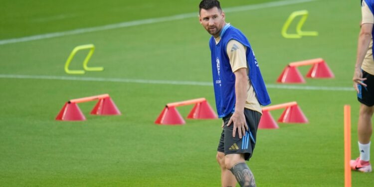 Argentina tratará que Messi esté en cuartos de Copa América ante Ecuador pese a lesión