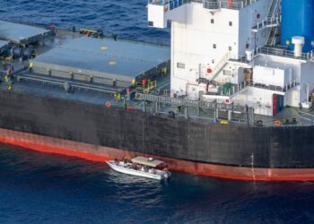 Un supuesto ataque de rebeldes hutíes en Yemen golpea un barco en el mar Rojo