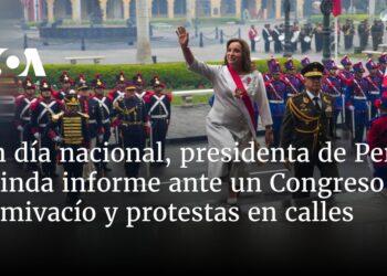 En día nacional, presidenta de Perú brinda informe ante un Congreso semivacío y protestas callejeras