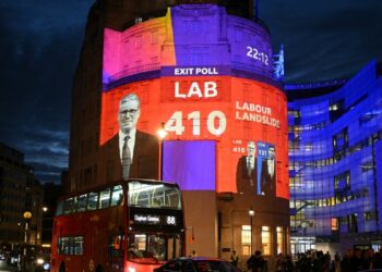 Laboristas británicos se perfilan como ganadores por amplio margen en sondeos a pie de urna