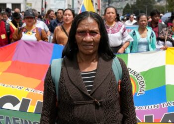 indígenas entregan proyecto a Asamblea que exige consulta sobre proyectos en su territorio