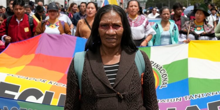 indígenas entregan proyecto a Asamblea que exige consulta sobre proyectos en su territorio