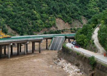 11 muertos y docenas de desaparecidos tras derrumbe de un puente por inundaciones y tormentas