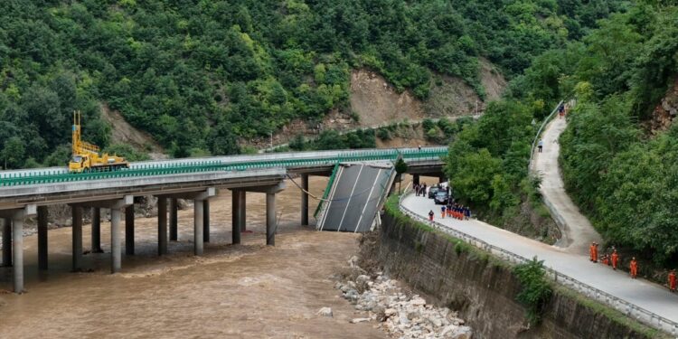 11 muertos y docenas de desaparecidos tras derrumbe de un puente por inundaciones y tormentas