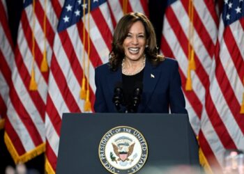 Harris emplaza a Trump en primer mitin de campaña; encuesta le da ligera ventaja sobre el candidato republicano