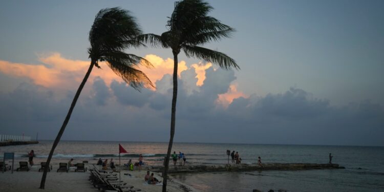 El huracán Beryl sigue desplazándose por aguas del Caribe, es la primera vez que un ciclón ocurre tan temprano en la temporada.