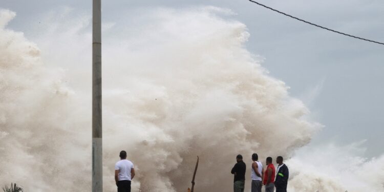 El primer huracán de la temporada en el Atlántico deja al menos nueve muertes en su paso por el Caribe